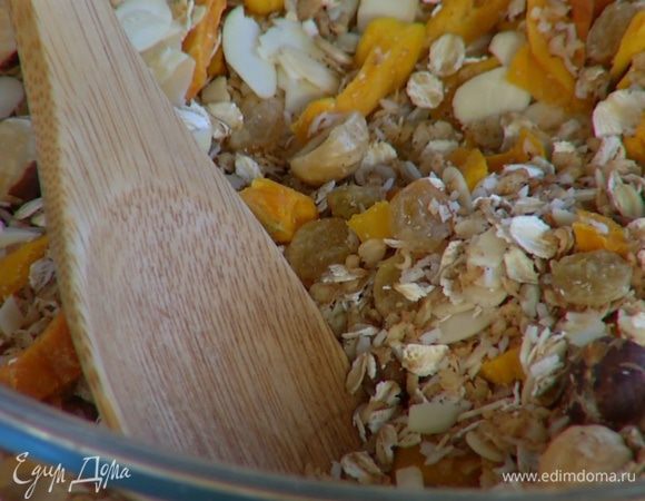 Подсушенные орехи добавить к хлопьям с манго и перемешать.