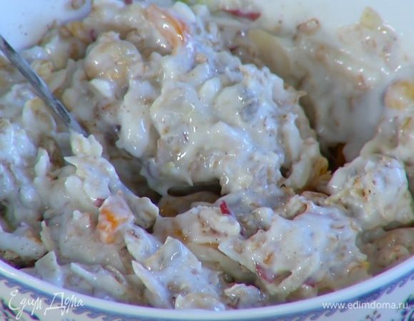 Как идея для завтрака: в небольшую пиалу насыпать несколько столовых ложек домашних мюсли, посыпать корицей, добавить часть натертого яблока и простоквашу, все перемешать.