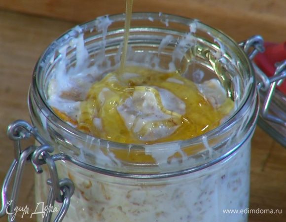 Как идея для ссобойки: в небольшой контейнер с крышкой выложить оставшееся натертое яблоко, на него выложить заправленные простоквашей мюсли и полить все медом.