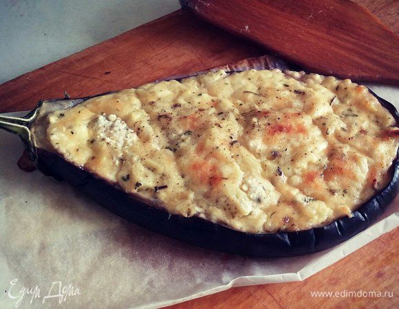 Форму для запекания смазываем растительным маслом (не обязательно оливковым, можно другим) или застилаем пергаментом (я в таких случаях обычно и смазываю и бумагой застилаю =) ). Выкладываем пустые половинки и максимально, но без горки наполняем начинкой. 

Отправляем в разогретую до 180 градусов духовку на 30 минут.