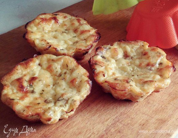 У меня после наполнения лодочек осталась начинка. Поэтому в качестве бонуса получились вот такие румяные мини-запеканки из творога с зеленью и баклажаном. Выпекала их в силиконовых формочках вместе с основным блюдом такое же количество времени. 

Полезные, диетические и вкусные. Пробуем ;)