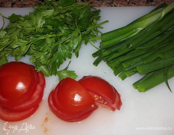 Лук режем на три части, у петрушки удаляем жесткие стебли, помидор режем дольками.
