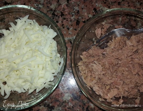 С тунца сливаем жидкость и разминаем вилкой, сыр трем на крупной терке.