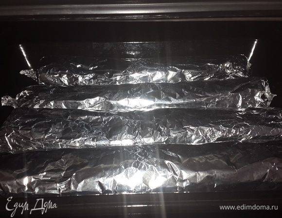 Повторяем эту процедуру с остальными ингредиентами. Упаковываем лаваш в фольгу, выкладываем на противень и запекаем при температуре 180-200 С -15 минут.
