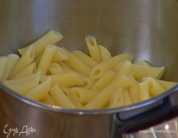 Пенне отваривать в подсоленной воде на 1 минуту меньше, чем указано на упаковке, затем воду слить и сохранить.