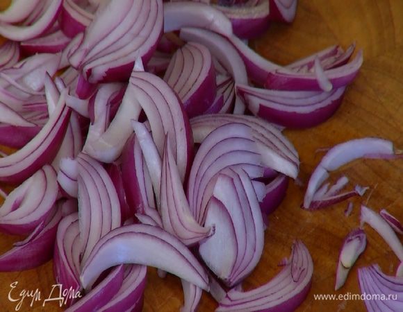 Лук почистить и нарезать тонкими дольками.