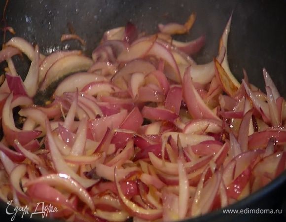 Разогреть в сковороде 2–3 ст. ложки оливкового масла и обжарить лук до золотистого цвета, затем добавить сахар, перемешать, влить бальзамический уксус и накрыть сковороду крышкой. Огонь выключить.