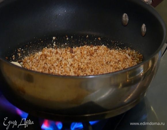 В отдельной сковороде разогреть 1/2 ст. ложки оливкового масла и высыпать сухари.
