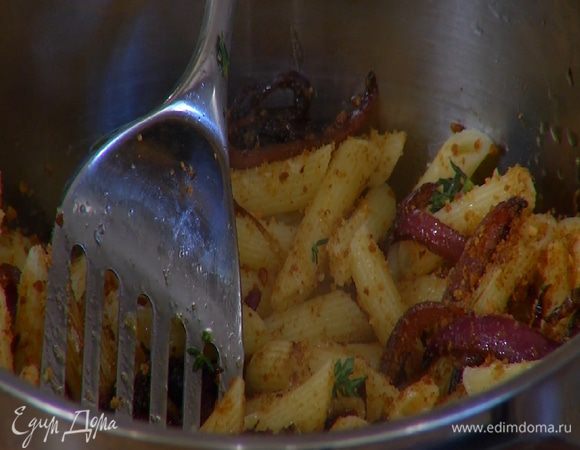 В горячие пенне выложить карамелизированный лук, обжаренные сухари (немного оставить) и листья с 3–4 веточек тимьяна, влить 1 ст. ложку оливкового масла Extra Virgin и немного воды, в которой варились макароны, все перемешать.