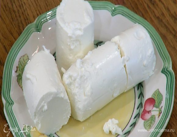 Козий сыр измельчить руками.