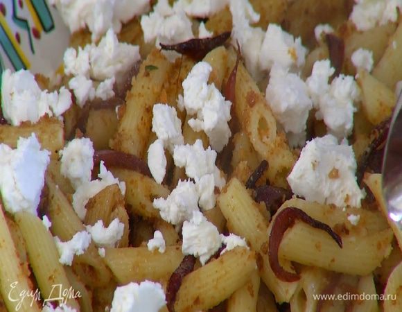 Половину пенне с луком выложить в глубокое блюдо, посыпать половиной сыра, немного сбрызнуть оливковым маслом Extra Virgin, сверху выложить остальные макароны.