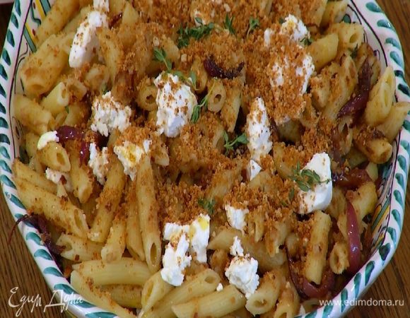 Посыпать пасту оставшимся сыром и сухарями, украсить веточками тимьяна, сбрызнуть оливковым маслом Extra Virgin.