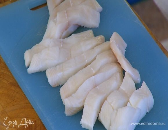 Рыбное филе нарезать полосками-пальчиками.
