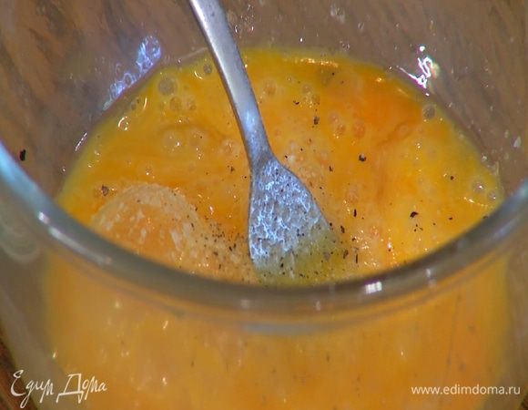 Яйца разбить, посолить, поперчить и перемешать вилкой.