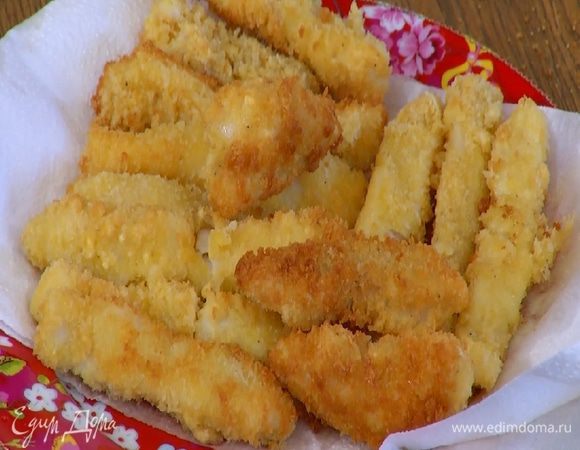 Обжаренные пальчики выложить на бумажное полотенце, чтобы удалить излишки жира.