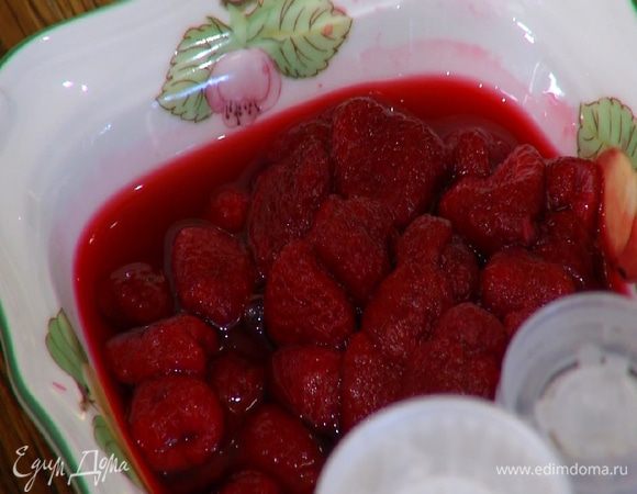 Замороженную малину и чернику предварительно разморозить, выделившийся сок слить.