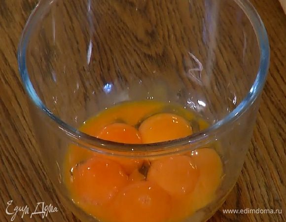 Белки отделить от желтков.