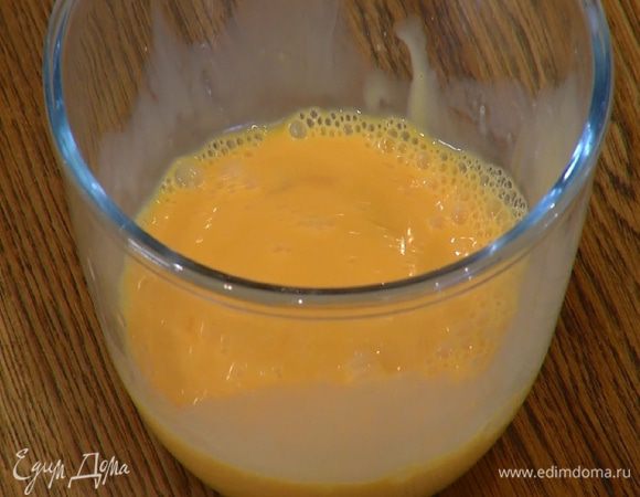 Желтки перемешать с молоком и ванильным экстрактом.