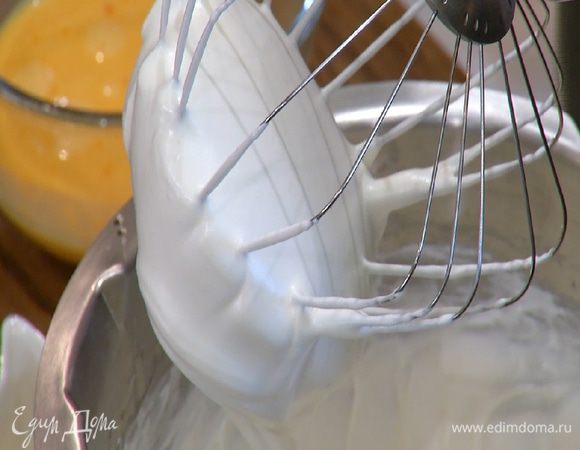 Белки взбить в комбайне в пену, затем, не выключая комбайна, небольшими порциями всыпать сахар и взбивать, пока не получится плотная, гладкая и блестящая масса — почти как для меренг.