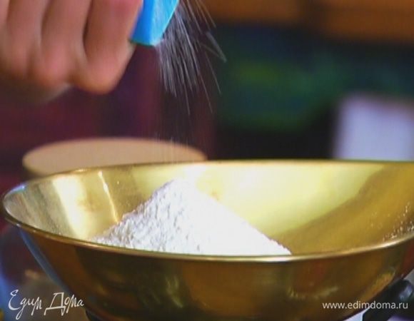 Муку перемешать с разрыхлителем и солью.