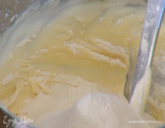 Выключить комбайн и в два приема через сито просеять муку с разрыхлителем в белковую массу, каждый раз вымешивая.