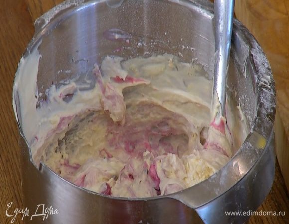 Добавить размороженную малину и чернику, перемешать.