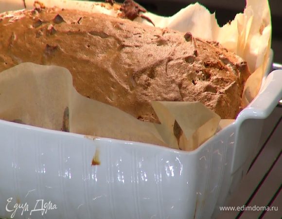 Выпекать бисквит в разогретой духовке 40–60 минут до готовности.