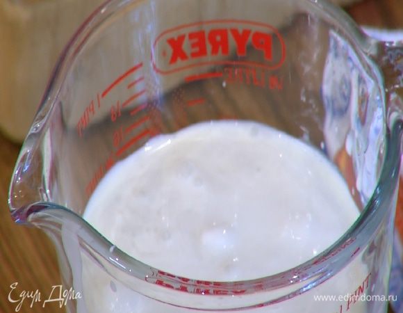 Приготовить пропитку: сгущенное молоко соединить с 20%-ными сливками и 125 мл кокосового молока.