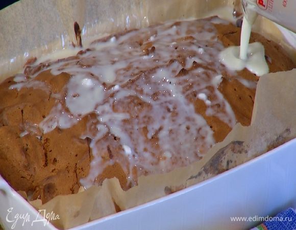 Горячий пирог часто наколоть зубочисткой или ножом и полить пропиткой.