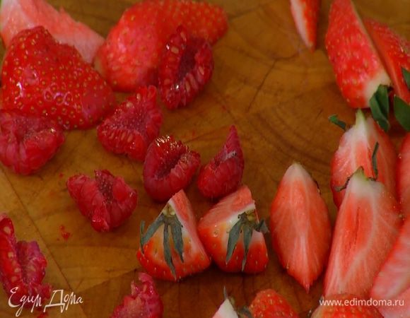 Клубнику разрезать на 4 части, если малина крупная — порезать или разломить ее.