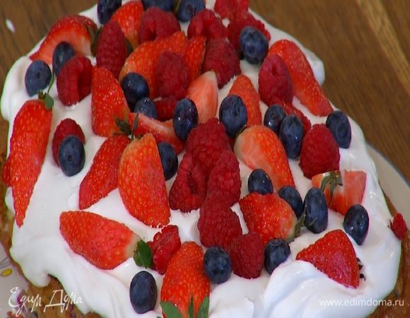На остывший пирог выложить взбитые сливки, разровнять и украсить сверху свежими ягодами.