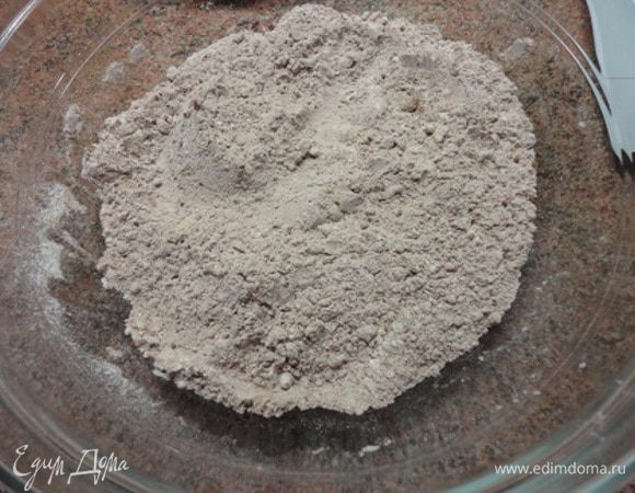 Муку просеять и смешать с какао-порошком.