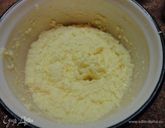 Одно яйцо и 1 желток (белок останется для смазки попозже) взбить с сахаром в пышную светлую массу, чтобы сахар растворился. Добавить размягченной сливочное масло и еще раз взбить.