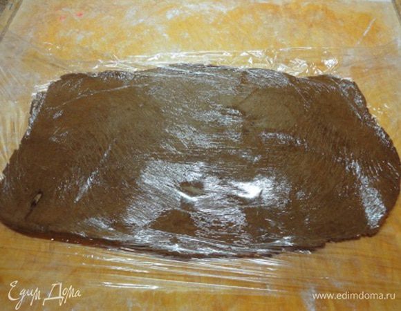 Раскатать его между двумя слоями прозрачной пищевой пленки, слоем в 5 мм.
Я делала это в два этапа из-за недостаточной ширины пленки.