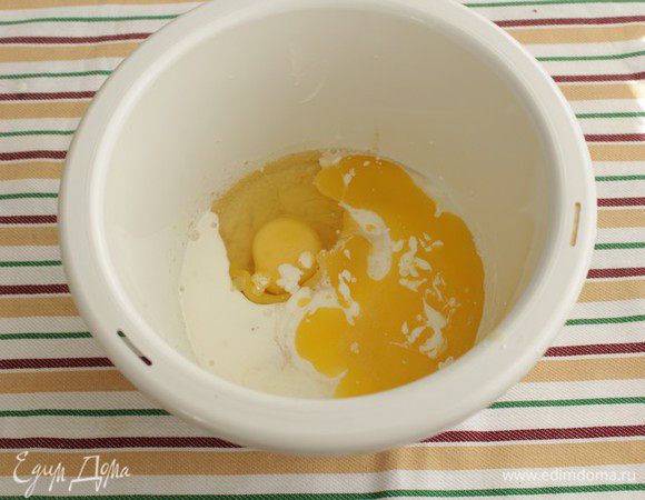 Масло (маргарин) растопить до жидкого состояния, добавить сахар, яйца, соль, теплый кефир. 