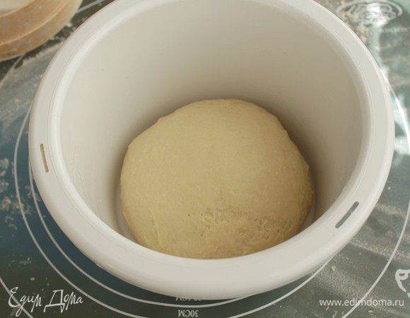 и оставшуюся муку. Замесить тесто. Тесто должно получиться гладким, эластичным (не тугим!) и не приставать к рукам.
Емкость для теста смазать растительным маслом, положить в неё тесто и поставить в тёплое место на час-полтора