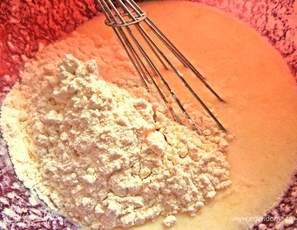 Подсыпаем муку грамм 80-100.