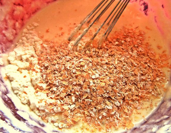 И отруби. Замешиваем тесто и разогреваем сковороду с маслом.