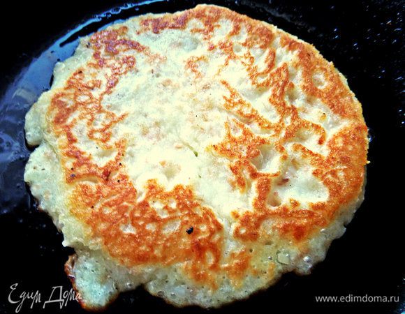 На каждую оладью нужно пару ложек теста, потом разровнять ложкой.