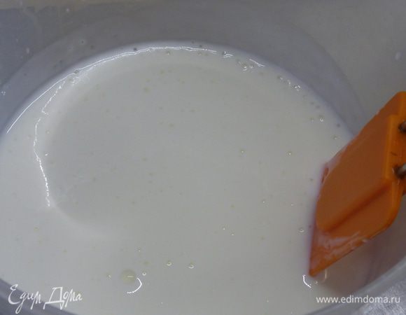 В кефир добавить соль, сахар и соду, тщательно перемешать.