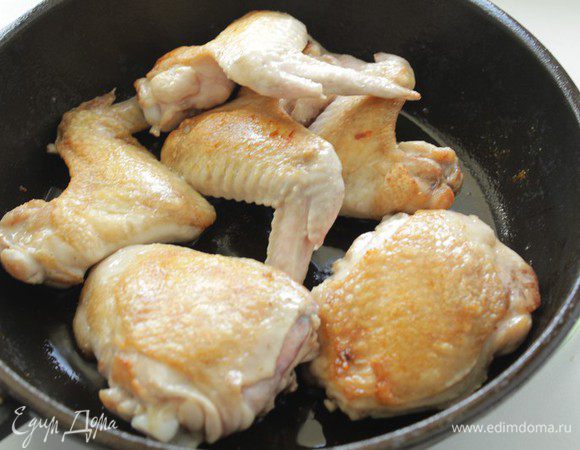 Бедра и крылья обжариваем на раскаленном растительном масле до золотистой корочки. Откладываем отдельно на тарелку.