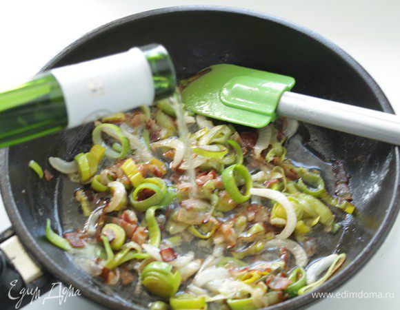 Вливаем вино, постоянно помешивая. Доводим до кипения и варим 2 минуты.