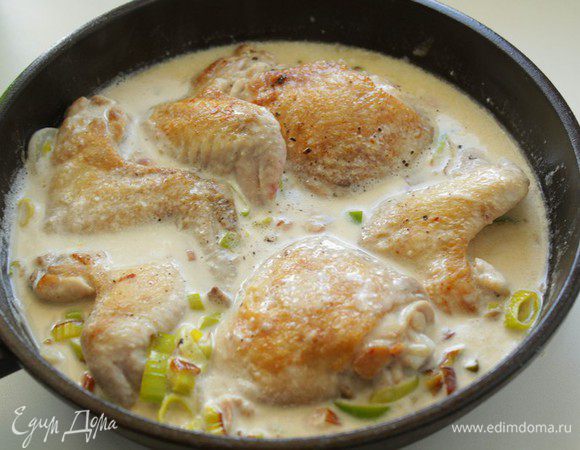 Возвращаем кусочки курицы, вливаем полчашки воды, солим и перчим по вкусу. Доводим до кипения, накрываем крышкой и тушим на минимальном огне 10 минут. За 2 минуты до готовности добавляем сливки. Прогреваем и подаем.   
Гарнир на ваше усмотрение: картофель, рис , макароны...