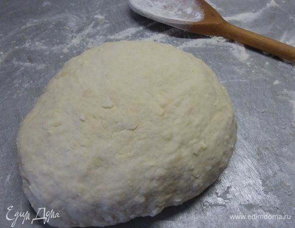 Вымесить тесто для лепешек до однородной массы. В процессе замеса теста мне пришлось добавить муки (примерно половину стакана), т. к. тесто получилось жидкое и вообще будьте готовы к тому, что оно будет липнуть к рукам и муку периодически надо подсыпать на рабочую поверхность.