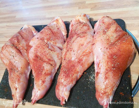 Кролика (у меня 4 ножки, но кролик целиком, разделанный порционно был бы лучше) вымойте, обсушите. Смешайте  порошок красной сладкой паприки с солью и перцем. На мясе сделайте несколько неглубоких надрезов и вотрите  смесь специй в мясо. Поставьте  в холодильник на некоторое время. 