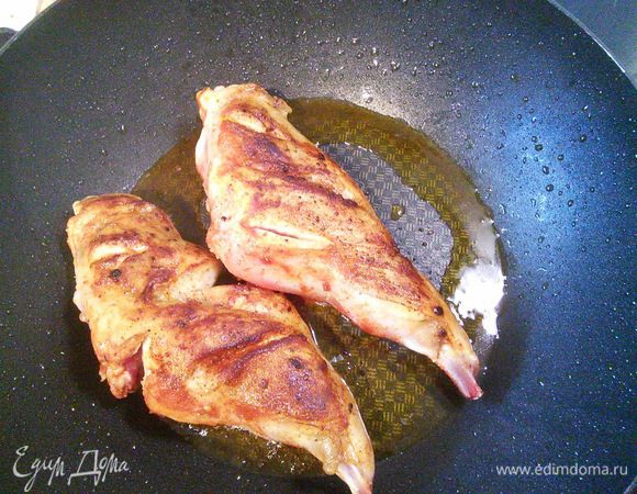 На разогретом масле обжарьте мясо с обеих сторон на большом огне  до золотистой корочки. 