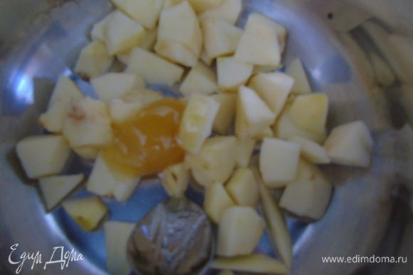 Яблоки очистить, мелко нарезать, добавить мед и томить на медленном огне до размягчения.