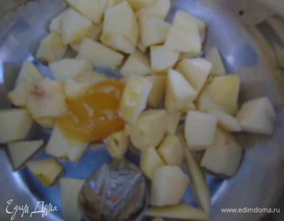 Яблоки очистить, мелко нарезать, добавить мед и томить на медленном огне до размягчения. 