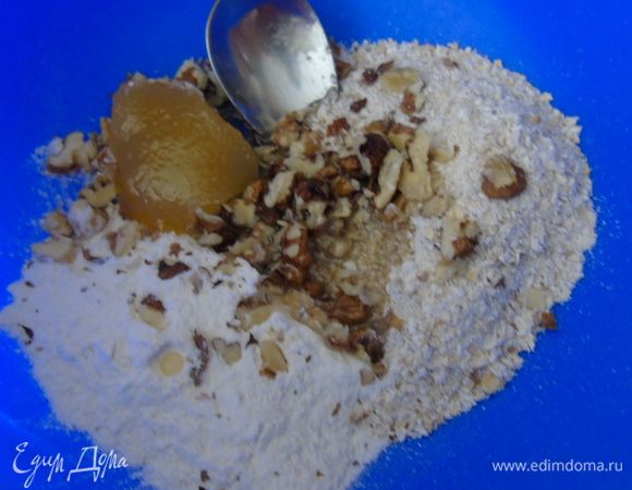 Овсяные хлопья измельчить в муку, соединить с обычной мукой, медом, орехами, любые, я добавила грецкие.