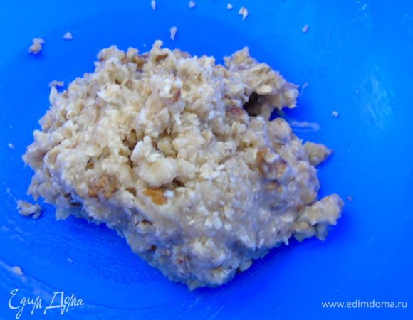 Добавить растительное масло и замесить тесто, оно будет рыхлое, но должно собираться в комок.